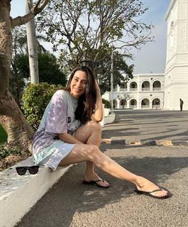Karisma Kapoor feet photo thumbnail
