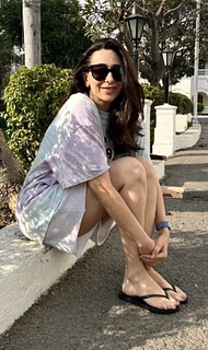 Karisma Kapoor feet photo thumbnail