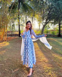Anushka Sen feet photo thumbnail