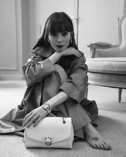 Lily Collins feet photo thumbnail