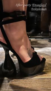 Riley Keough feet photo thumbnail