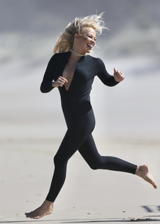 Pamela Anderson feet photo thumbnail