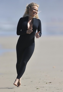 Pamela Anderson feet photo thumbnail