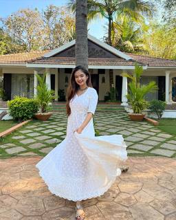Anushka Sen feet photo thumbnail