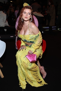 Bella Thorne feet photo thumbnail