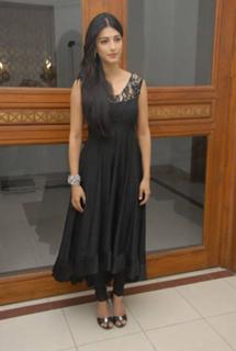 Shruti Haasan feet photo thumbnail