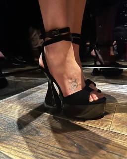 Riley Keough feet photo thumbnail