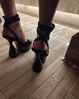 Riley Keough feet photo thumbnail