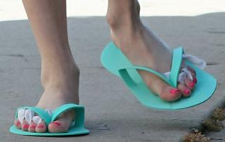 Emma Roberts feet photo thumbnail