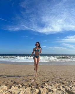 Larissa Manoela feet photo thumbnail