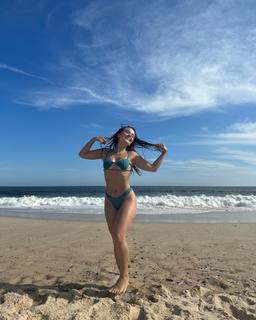 Larissa Manoela feet photo thumbnail