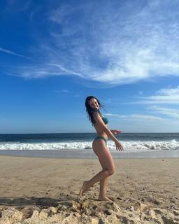 Larissa Manoela feet photo thumbnail