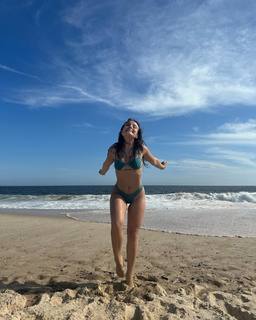 Larissa Manoela feet photo thumbnail