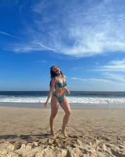 Larissa Manoela feet photo thumbnail