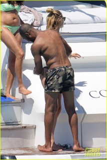 Doutzen Kroes feet photo thumbnail