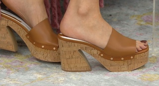 Courtney Khondabi feet photo thumbnail
