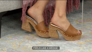 Courtney Khondabi feet photo thumbnail