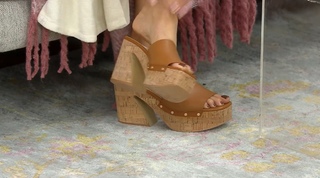Courtney Khondabi feet photo thumbnail