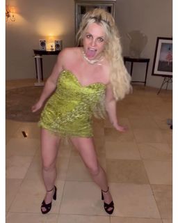 Britney Spears feet photo thumbnail