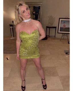 Britney Spears feet photo thumbnail