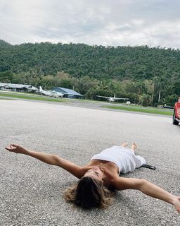 Delta Goodrem feet photo thumbnail