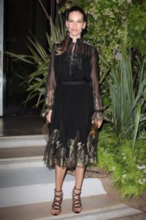 Hilary Swank feet photo thumbnail