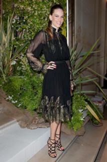 Hilary Swank feet photo thumbnail