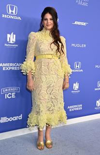 Lana Del Rey feet photo thumbnail