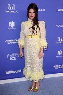 Lana Del Rey feet photo thumbnail