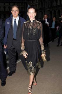 Hilary Swank feet photo thumbnail