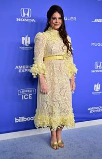 Lana Del Rey feet photo thumbnail