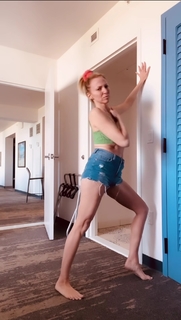 Debbie Gibson feet photo thumbnail