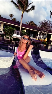 Denise Richards feet photo thumbnail