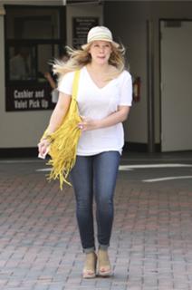 Hilary Duff feet photo thumbnail