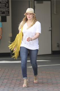 Hilary Duff feet photo thumbnail