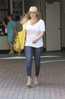 Hilary Duff feet photo thumbnail