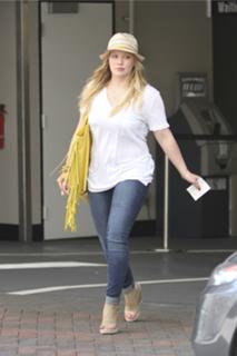 Hilary Duff feet photo thumbnail