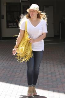 Hilary Duff feet photo thumbnail