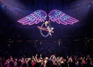 Carrie Underwood feet photo thumbnail