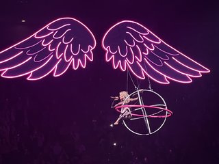 Carrie Underwood feet photo thumbnail