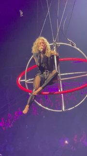 Carrie Underwood feet photo thumbnail