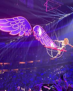 Carrie Underwood feet photo thumbnail