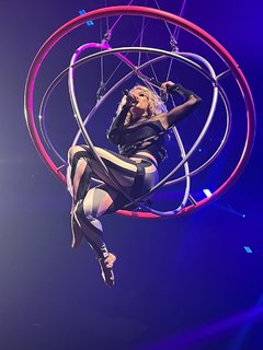 Carrie Underwood feet photo thumbnail