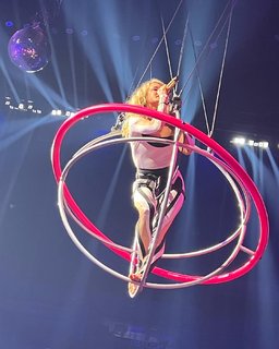 Carrie Underwood feet photo thumbnail