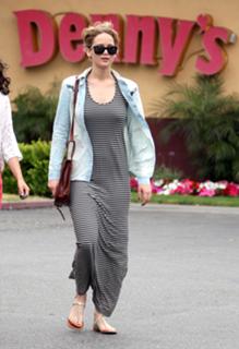 Jennifer Lawrence feet photo thumbnail