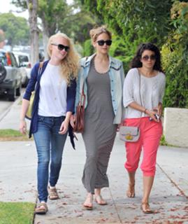 Jennifer Lawrence feet photo thumbnail