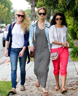 Jennifer Lawrence feet photo thumbnail