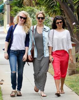 Jennifer Lawrence feet photo thumbnail