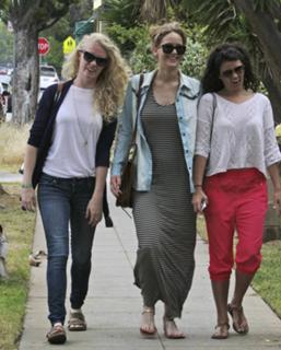 Jennifer Lawrence feet photo thumbnail