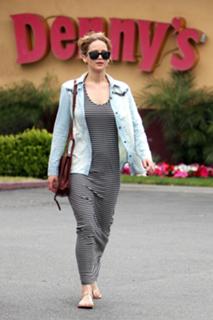 Jennifer Lawrence feet photo thumbnail
